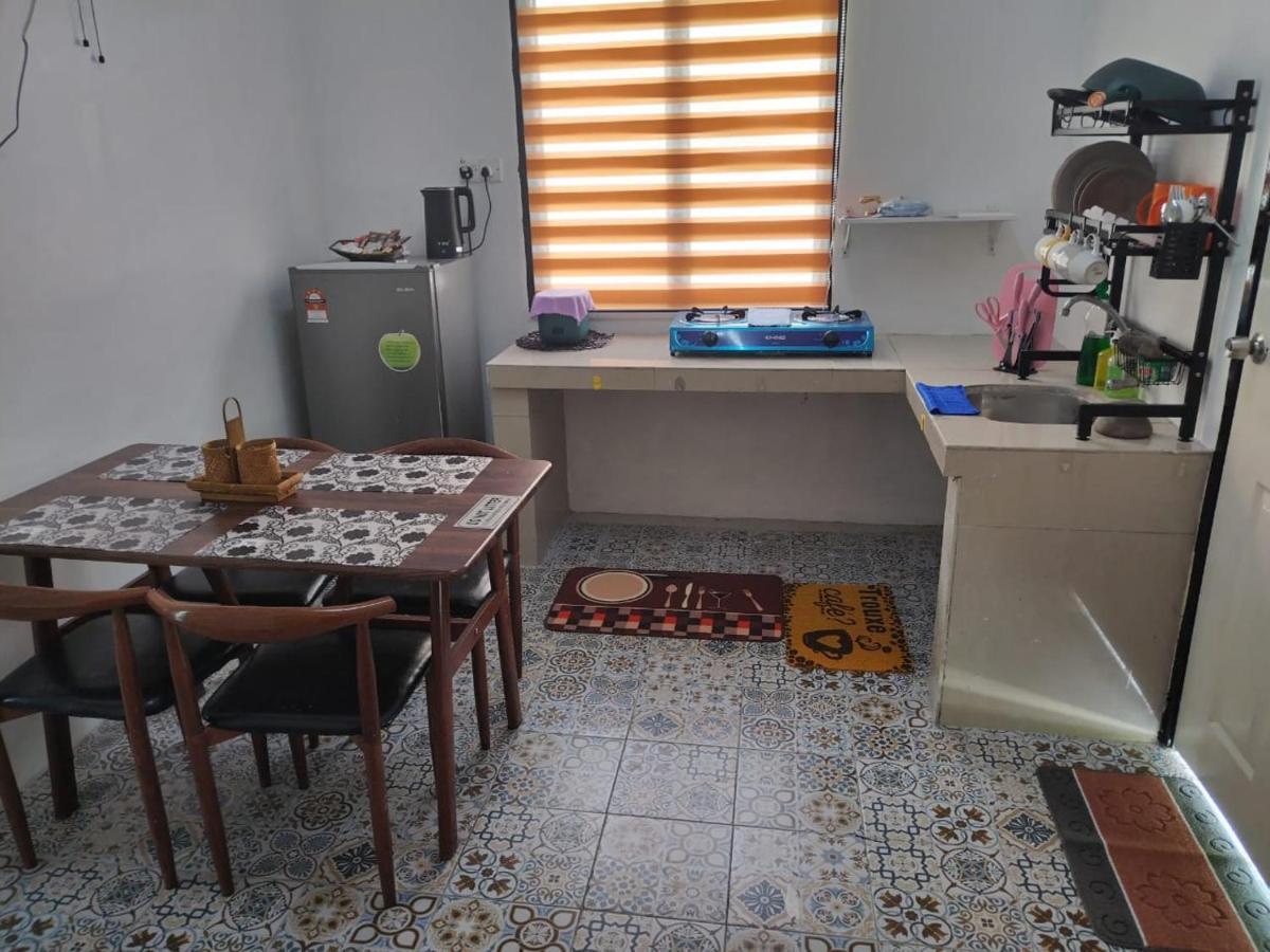 Homestay Embah Ros & Embah Lek Hutan Melintang Exterior foto